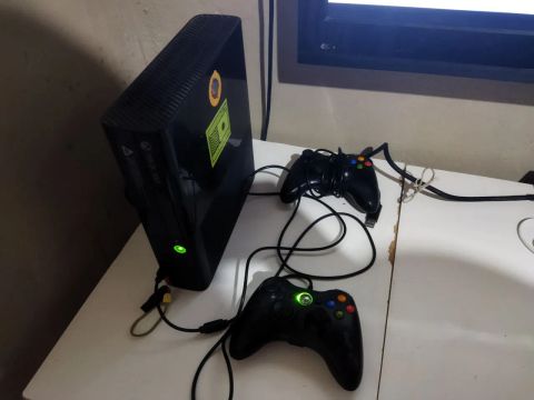 Xbox 360 com 2 controles