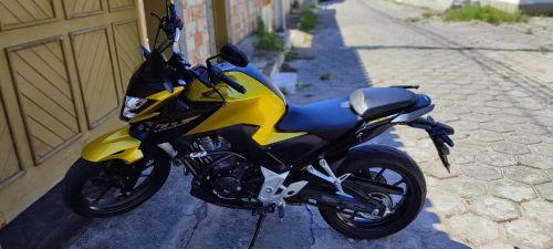 Honda CB 300F Twister Ano: 2023 côr: Dourada com ABS
