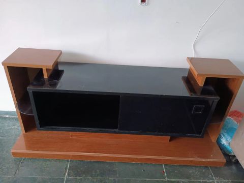 Rack de TV em madeira com rodinhas 