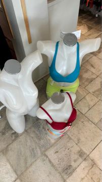 4 Manequins ( 3 femininos e um masculino)