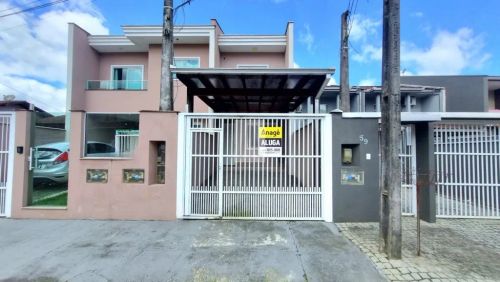 Geminado composto por 2 dormitórios, sala de estar e jantar, cozinha com armários, banheir