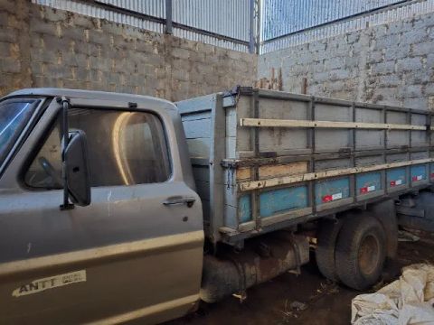 Caminhão Ford F-4000 