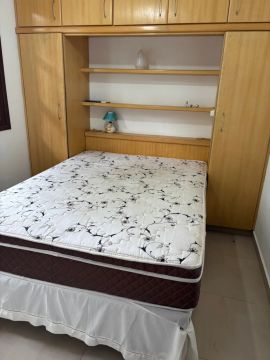 Armário de madeira com prateleiras, cama box casal e colchão a retirar em Jurerê 