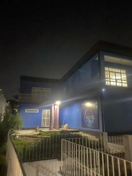 Excelente Casa Comercial Climatizada c/ 6 Quartos sendo 2 Suítes no Centro da Cidade