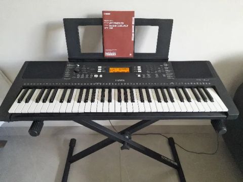 Teclado Yamaha PSR-E363 com Capa e Suporte