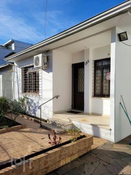 Casa à venda em Cavalhada com 244 m², 6 quartos, 1 suíte, 2 vagas