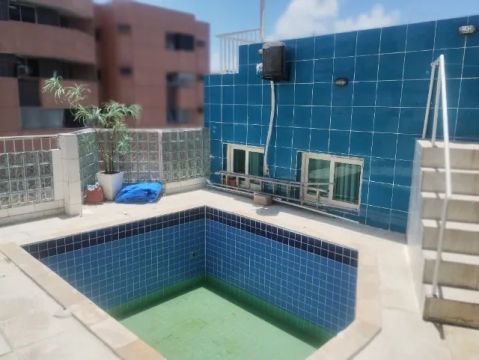 Cobertura triplex, 237m², Ponta Verde. 4 quartos, 3 suítes, piscina e terraço privativo