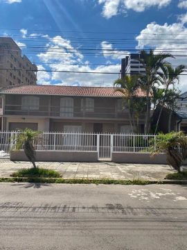Casa entre centro e mar com piscina locação de verão