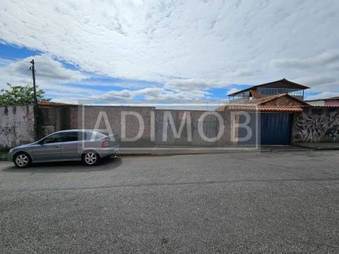 Lote em excelente localização, todo murado com pequena casa