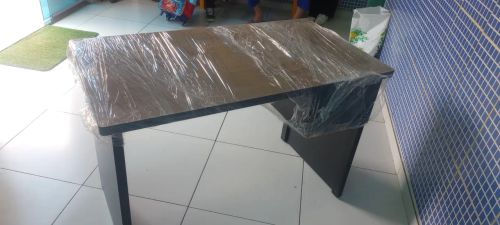 escrivaninha mesa madeirada e preta com duas gavetas