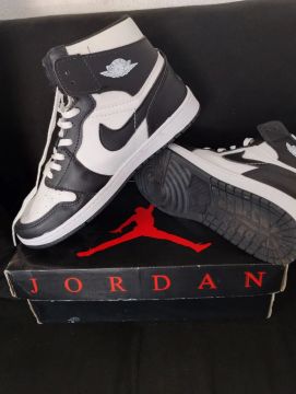 Air Jordan 1 Preto e Branco e Sound sola laranja