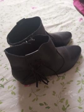 Botas pretas de cano curto