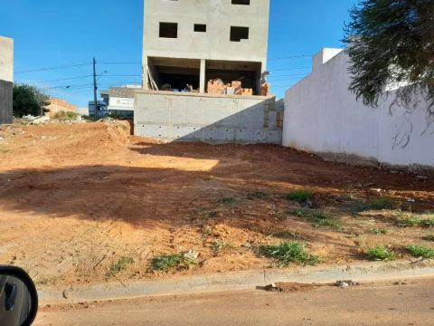 Excelente terreno localizado no bairro Parque Real, Pouso Alegre/MG. Terreno plano com 200