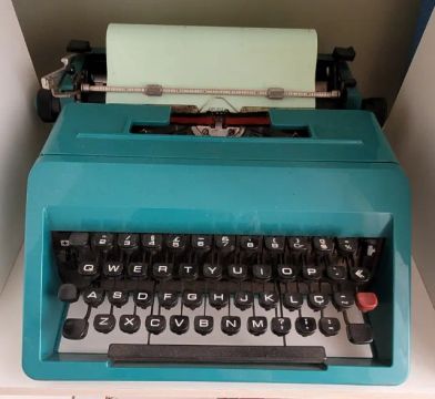 Máquina de escrever Olivetti Studio 45 com maleta
