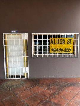 Aluga-se um ponto comercial.