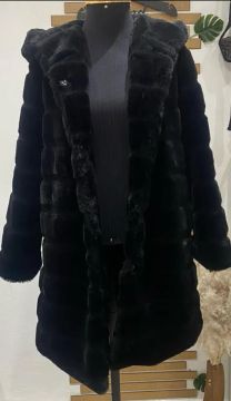 Casaco de Pelúcia Preto com Capuz