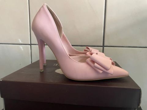 Salto alto rosa com laço