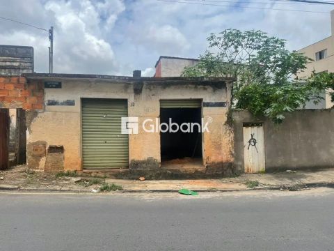 Loja/Salão/Ponto Comercial em Montes Claros, no bairro Vila Guilhermina, à venda.