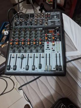 Mesa de Som 8 Canais Behringer Xenyx 802