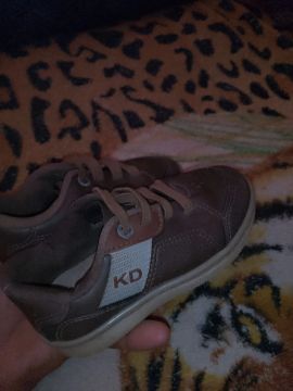 Tênis Infantil Marrom marca kidy... 30 reais 