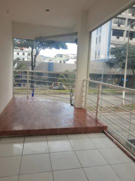 LOJA DOIS ANDARES ESQUINA COM A RIO BRANCO.