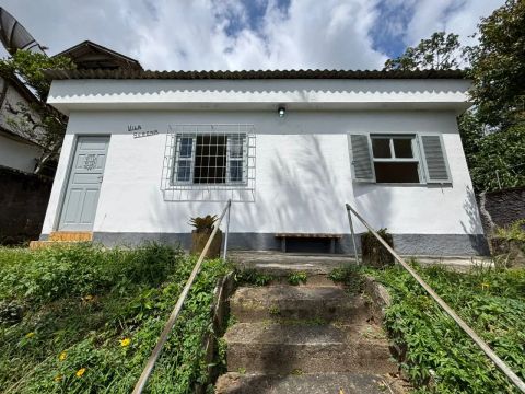 Casa fora de condomínio, com 2 quartos, quintal com gramado, churrasqueira e vista livre.