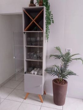 Cristaleira Moderna com Prateleira de Vinho