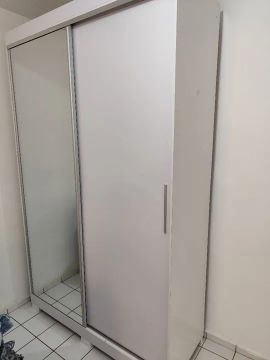Guarda-roupa branco de correr com espelho