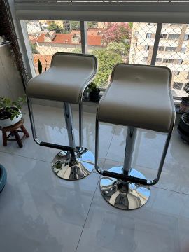 Par de Banquetas Modernas em Couro Branco