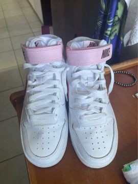 Tênis Nike Feminino Branco com Detalhes Rosa
