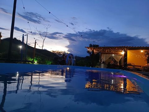 Linda chacara com piscina e área verde em ambiente tranquilo