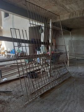 Grade de ferro com portao e outra grade para proteção de basculo