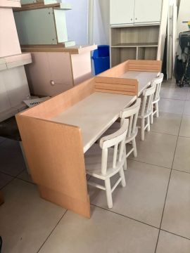 VENDE-SE MESA KIDS COM 4 CADEIRAS 