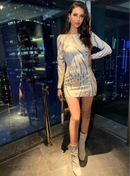 Vestido de festa com detalhes dourados