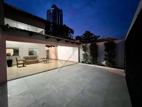 VENDE-SE SOBRADO NA 105 NORTE COM QUATRO QUARTOS