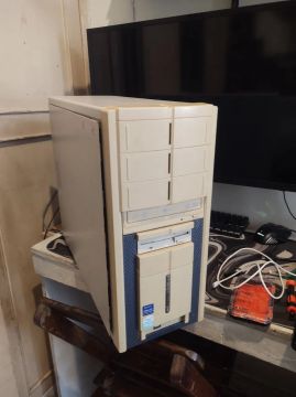Gabinete de PC antigo - funcionando