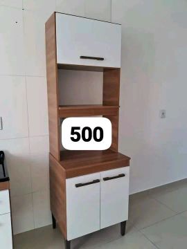 Armário de cozinha branco com prateleiras e gavetas