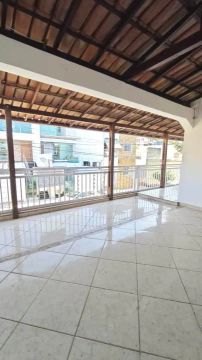 Casa Geminada Com 4 Quartos, Varanda e Terraço