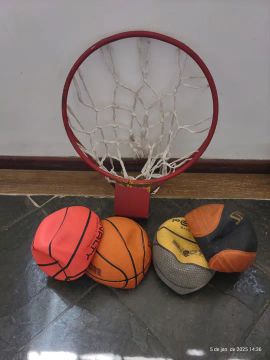 Cesta de Basquete e Bolas de Basquete