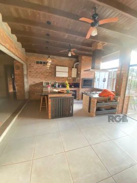 Belíssimo sítio com casa de 387,00m². Amplo living com lareira, cozinha integrada com chur