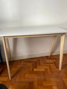 Mesa de Escritório Branca com Pernas de Madeira