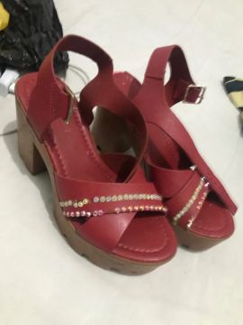 Sandália feminina vermelha com pedrarias