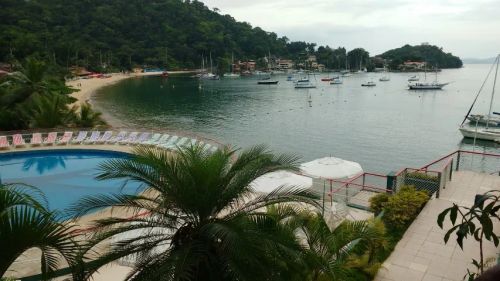 Flat em angra com lazer no condomínio e de frente para o mar azul a poucos passos da praia