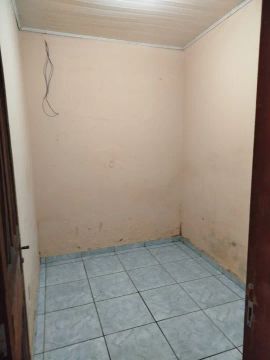 Aluno excelente casa, dois quartos, sala , cozinha e banheiro. Contém área coberta garagem