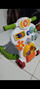 Andador de bebê com atividades para estimular o desenvolvimento
