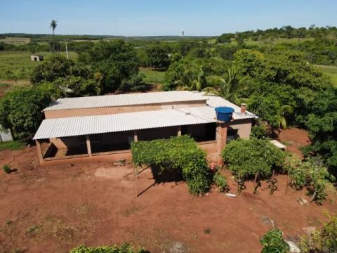 Linda chácara próxima ao distrito de Rochedinho, com casa contendo 2 suìtes e 1 quarto.