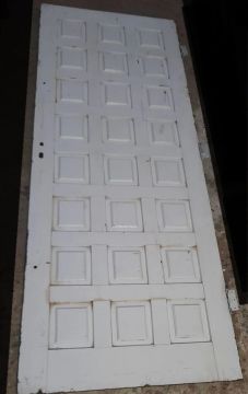 Porta de madeira branca almofadada com os cachilhos 