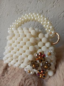 Bolsa de mão em pérolas branca com detalhes em flores