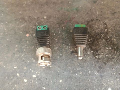 Conector P4 e BNC para câmera de segurança.