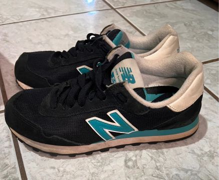Tênis New Balance 574 Preto com Detalhes Azul